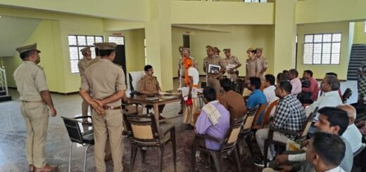 SP listened to public problems at police station Manjhanpur and Karari