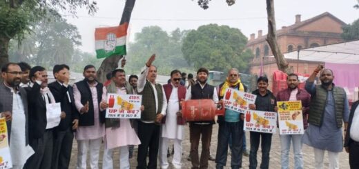 Prayagraj Protest Under The Leadership Of Congress Leader Sanjay Tiwari To Reduce The Price Of Cylinder.