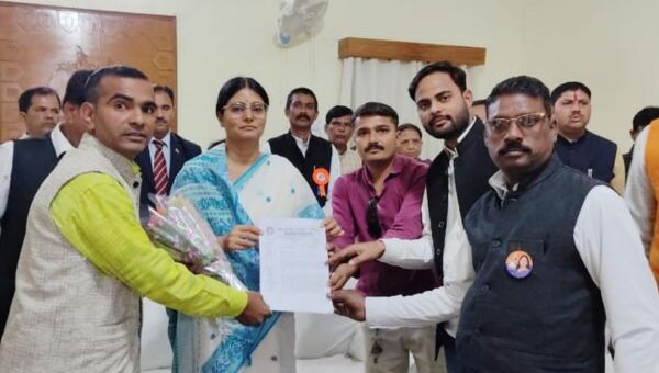 As per the guidelines of All India Pharmacist Association National President Shashi Bhushan Singh, a memorandum was given to the Honorable Union Health Minister Mrs. Anupriya Patel under the leadership of State President Shiv Kumar.