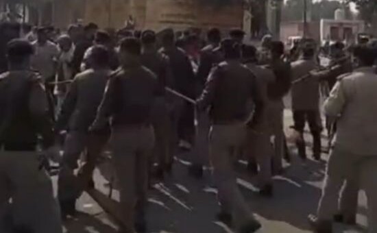 Police lathicharge on Brahmins going to Brahmin Panchayat