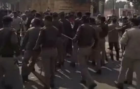 Police lathicharge on Brahmins going to Brahmin Panchayat