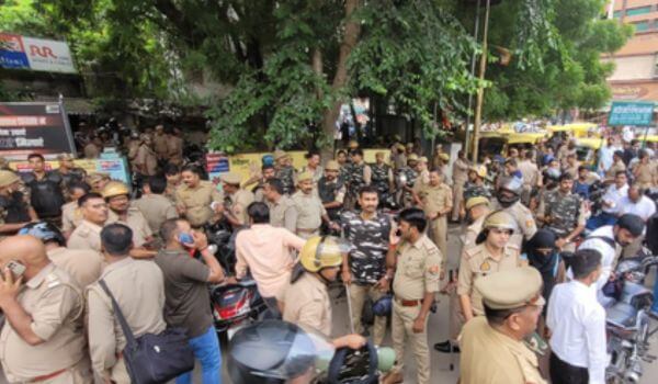 Uttar Pradesh police officer beaten up in Varanasi court